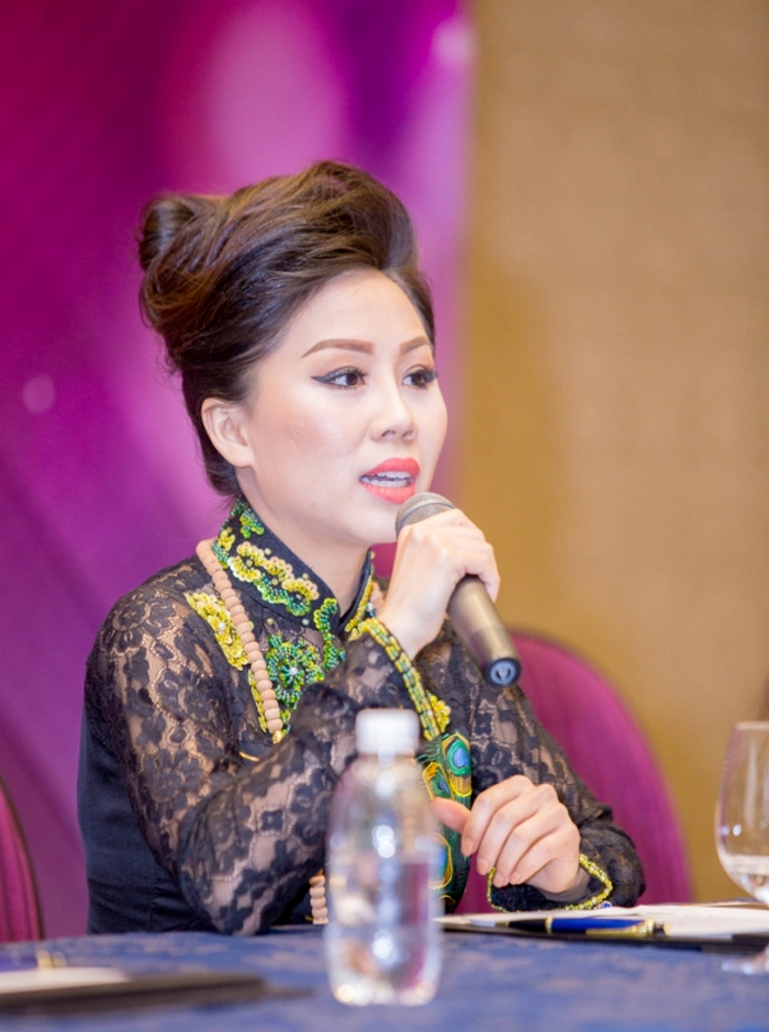 Á hậu Thương Jenny Nguyễn đeo trang sức 200 triệu đi sự kiện